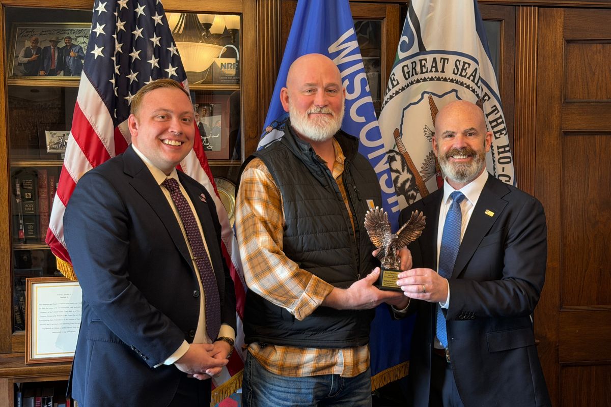 ROA presents an award to Congressman Derrick Van Orden